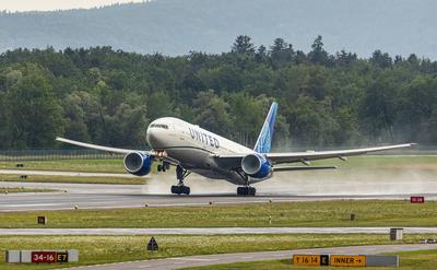 United Airlines Eine Boeing 777-222(ER) von United Airlines startet, w?hrend einem Gewitter, von der Startbahn 16 des Fl-stock-foto