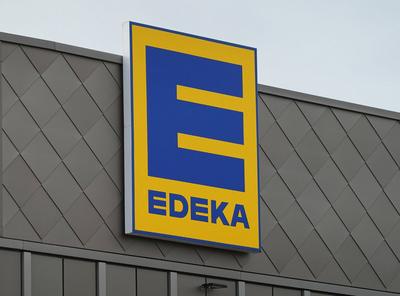 EDEKA Emblem - gesehen am 02.12.2024 in Burgdorf bei Hannover *** EDEKA emblem seen on 02 12 2024 in Burgdorf near Hanov-stock-foto