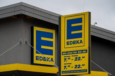 EDEKA Gesch?ft Werbung und ?ffnungszeiten an der Fassade 06.02.2024, Limburg: Symbolfoto, Illustrationsbild, Symbolbild,-stock-foto