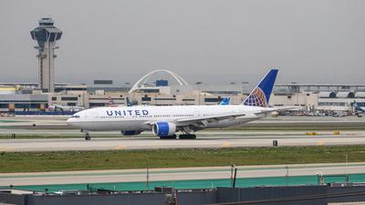N215UA United Airlines Boeing 777-222 am Los Angeles International Airport (LAX / KLAX) Los Angeles, Kalifornien, USA, V-stock-photo