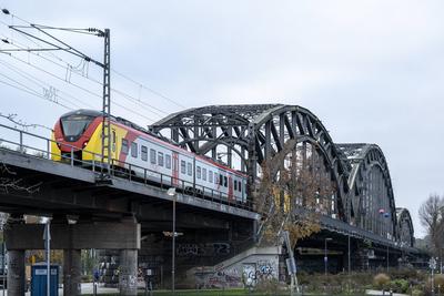 Die marode Deutschherrenbr?cke in Frankfurt 07.11.24, Frankfurt: Symbolfoto, Illustrationsbild, Symbolbild, Illustration-stock-foto