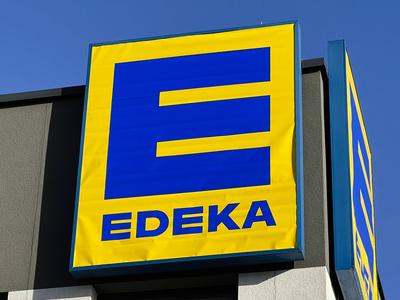 Aussenansicht Edeka Supermarkt Meyers Frischecenter Eingangsbereich mit gelb blauen EDEKA Firmen Logo an der Strinseite in Hamburg Wandsbek- Die Edeka-Gruppe EDEKA ehemals Abk?rzung f?r Einkaufsgenossenschaft der Kolonialwarenh?ndler im Halleschen Torbezirk zu Berlin ist ein genossenschaftlich organisierter kooperativer nternehmensverbund im deutschen Einzelhandel HH Deutschland *** Exterior view of Edeka supermarket Meyers Frischecenter Entrance area with yellow blue EDEKA company logo on the street side in Hamburg Wandsbek The Edeka Group EDEKA formerly abbreviation for Einkaufsgenossenschaft der Kolonialwarenh?ndler im Halleschen Torbezirk zu Berlin is a cooperatively organized cooperative association of companies in the German retai-stock-foto