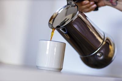 Symbolfoto: Kaffee wird aus einem Bialetti Espressokocher in eine Tasse gefuellt. Berlin, 26.03.2020. Berlin Deutschland-stock-foto