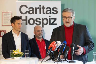20250416 Pressegespraech zum Thema aktuellen Ausbau im Hospiz- und Pflegebereich-stock-foto