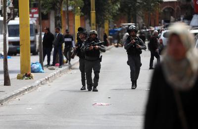 Israeli forces organize raid as the army restrict the movement of citizens by closing shops on the third day-stock-foto