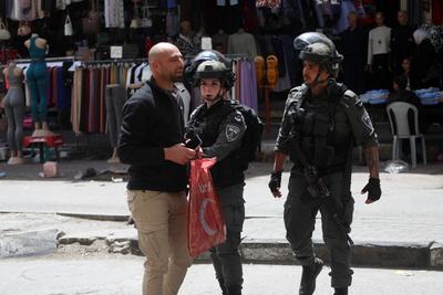 Israeli forces organize raid as the army restrict the movement of citizens by closing shops on the third day-stock-foto