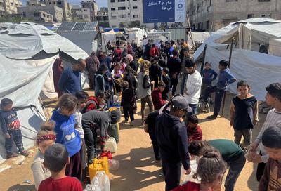 A water tanker distributes clean water to Palestinians in Gaza City-stock-foto