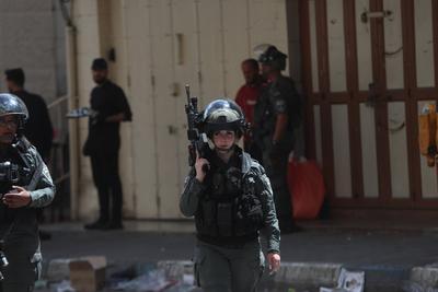 Israeli forces organize raid as the army restrict the movement of citizens by closing shops on the third day-stock-foto