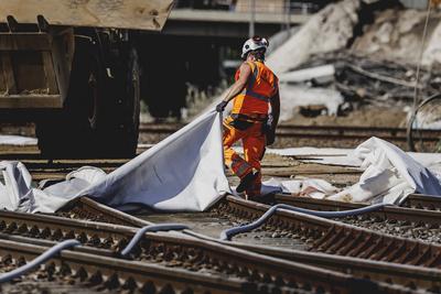 Abriss der Ringbahnbruecke-stock-photo
