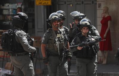 Israeli forces organize raid as the army restrict the movement of citizens by closing shops on the third day-stock-foto
