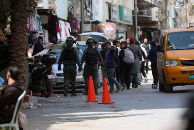 Israeli forces organize raid as the army restrict the movement of citizens by closing shops on the third day-stock-foto