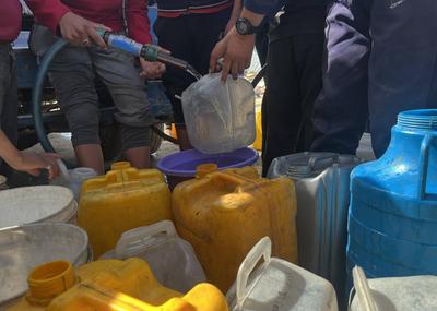 A water tanker distributes clean water to Palestinians in Gaza City-stock-foto