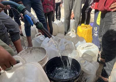 A water tanker distributes clean water to Palestinians in Gaza City-stock-foto