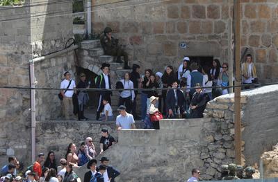 Israeli forces organize raid as the army restrict the movement of citizens by closing shops on the third day-stock-foto