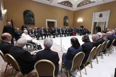 ITALY -  POPE FRANCIS RECEIVES GEMELLI MEDICAL STAFF IN PRIVATE AUDIENCE IN THE VATICAN  - 2025/4/16-stock-foto