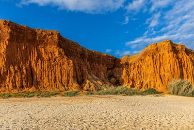 Felsformation an einer Kies- und Sandk?ste. Rote Klippen mit erstaunliche Formationen am Sandstrand. Praia da Fal?sia, Algarve, Portugal-stock-photo