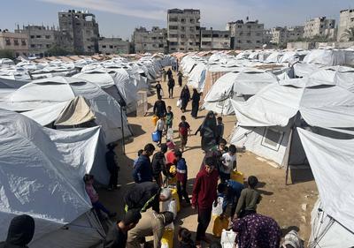 A water tanker distributes clean water to Palestinians in Gaza City-stock-foto