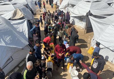 A water tanker distributes clean water to Palestinians in Gaza City-stock-foto