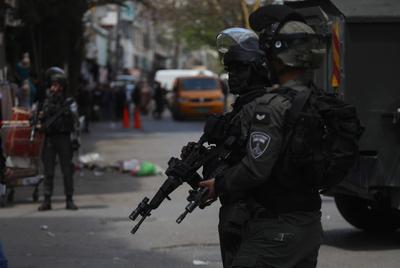 Israeli forces organize raid as the army restrict the movement of citizens by closing shops on the third day-stock-foto