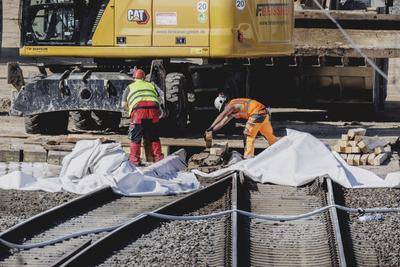 Abriss der Ringbahnbruecke-stock-photo