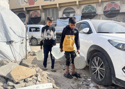 A water tanker distributes clean water to Palestinians in Gaza City-stock-foto