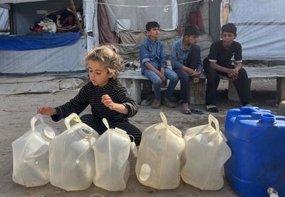 A water tanker distributes clean water to Palestinians in Gaza City-stock-foto