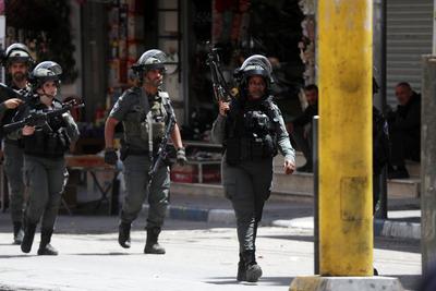 Israeli forces organize raid as the army restrict the movement of citizens by closing shops on the third day-stock-foto