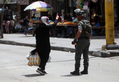 Israeli forces organize raid as the army restrict the movement of citizens by closing shops on the third day-stock-foto