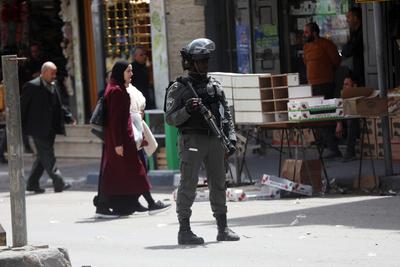 Israeli forces organize raid as the army restrict the movement of citizens by closing shops on the third day-stock-foto