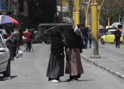 Israeli forces organize raid as the army restrict the movement of citizens by closing shops on the third day-stock-foto