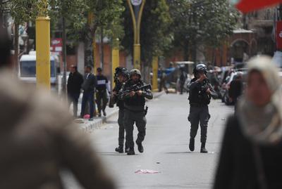 Israeli forces organize raid as the army restrict the movement of citizens by closing shops on the third day-stock-foto