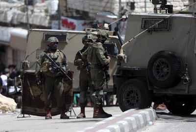 Israeli forces organize raid as the army restrict the movement of citizens by closing shops on the third day-stock-foto