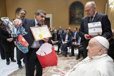 ITALY -  POPE FRANCIS RECEIVES GEMELLI MEDICAL STAFF IN PRIVATE AUDIENCE IN THE VATICAN  - 2025/4/16-stock-foto