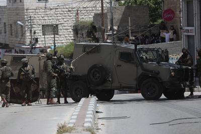 Israeli forces organize raid as the army restrict the movement of citizens by closing shops on the third day-stock-foto