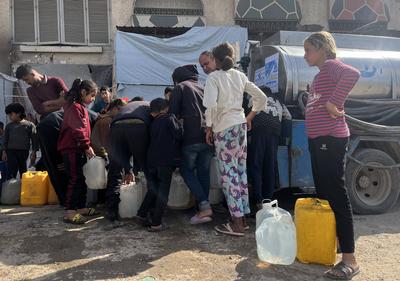 A water tanker distributes clean water to Palestinians in Gaza City-stock-foto