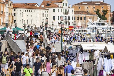 Overtourism in Venedig. F?nf Euro Eintritt zahlen Tagesbesucher seit 2024. W?hrend der Hauptsaison werden Tagesg?ste am-stock-photo