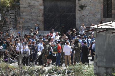 Israeli forces organize raid as the army restrict the movement of citizens by closing shops on the third day-stock-foto