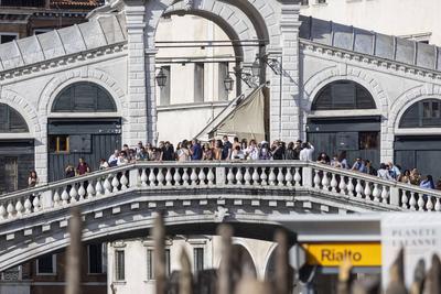 RECORD DATE NOT STATED Rialtobr?cke. Overtourism in Venedig. F?nf Euro Eintritt zahlen Tagesbesucher seit 2024. W?hrend-stock-photo