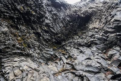 Majest?tisch aufragende Basalts?ulen in Island, die die geologische Kunstfertigkeit der Natur demonstrieren und eine dra-stock-foto