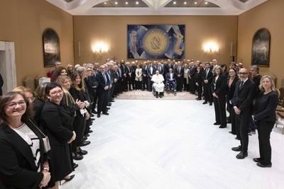 ITALY -  POPE FRANCIS RECEIVES GEMELLI MEDICAL STAFF IN PRIVATE AUDIENCE IN THE VATICAN  - 2025/4/16-stock-foto