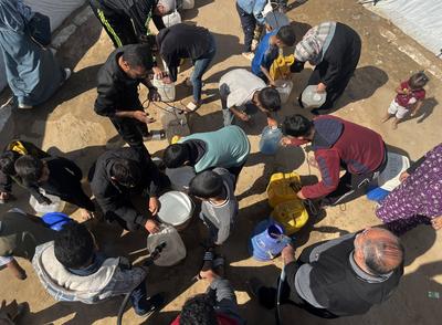 A water tanker distributes clean water to Palestinians in Gaza City-stock-foto