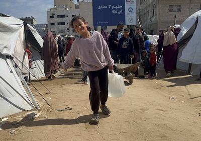 A water tanker distributes clean water to Palestinians in Gaza City-stock-foto