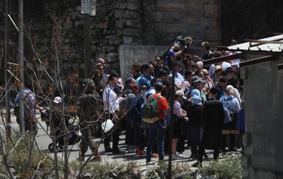 Israeli forces organize raid as the army restrict the movement of citizens by closing shops on the third day-stock-foto