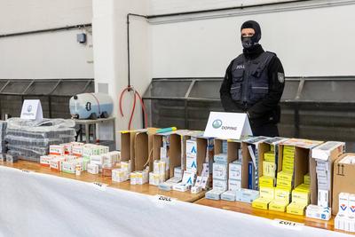 Zoll pr?sentiert beschlagnahmte Dopingmittel und Drogen-stock-foto
