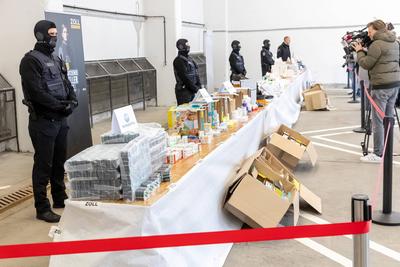 Zoll pr?sentiert beschlagnahmte Dopingmittel und Drogen-stock-foto