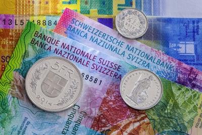 CHE Schweiz Bern 23 06 2017 Schweizer Muenzen und Geldscheine Mit der Einfuehrung der neunten S-stock-foto