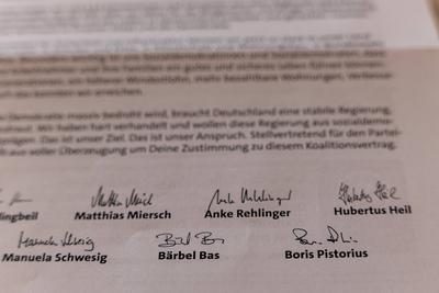 SPD-Mitgliedervotum ? Unterschriften unter dem Koalitionsaufruf-stock-foto