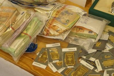 Gold Goldbarren Feingold und Geld Euroscheine Bargeld liegen auf einem Tisch waehrend der Zoll Praesentation von sichergestellten Dopingmitteln, Drogen und Vermoegenswerten wie Bargeld und Gold in einer Halle auf dem Gelaende des Zollfahndungsamtes Hamburg17.04.2025 Der Hamburger Zoll hat einen illegalen Dopingmittel und Drogenvertrieb zerschlagen Die Beamten hatten einen Haendlerring von 3 Bruedern festgenommen die Sachen sichergestellt.Dabei wurden Verm?genswerte in H?he von 189.000 Euro in Bar sowie Gold im Wert von 50.000 Euro Hamburg Deutschland *** Gold Gold bars Fine gold and money Euro bills Cash lie on a table during the customs presentation of seized doping agents, drugs and assets such as cash and gold in a hall on the premise-stock-foto