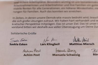 SPD-Mitgliedervotum ? Schreiben des Parteivorstands mit Unterschriften-stock-foto