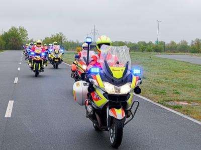 Saisonstart der Johanniter - Motorradstaffel Dicht hintereinander fahren die ge?bten Stauhelfer der Johanniter auf ihren-stock-foto